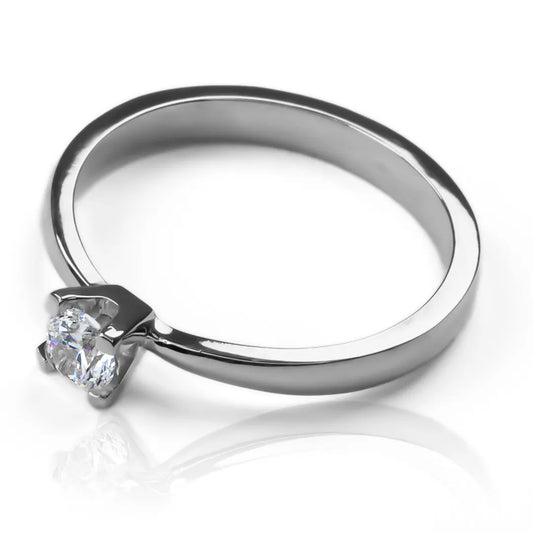 Anillo de compromiso pirámide de Joyería Caracas y fabricado en oro 18K, cuenta con certificado de calidad y garantía para toda la vida.