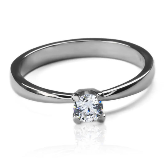 Anillo de compromiso pirámide de Joyería Caracas y fabricado en oro 18K, cuenta con certificado de calidad y garantía para toda la vida.