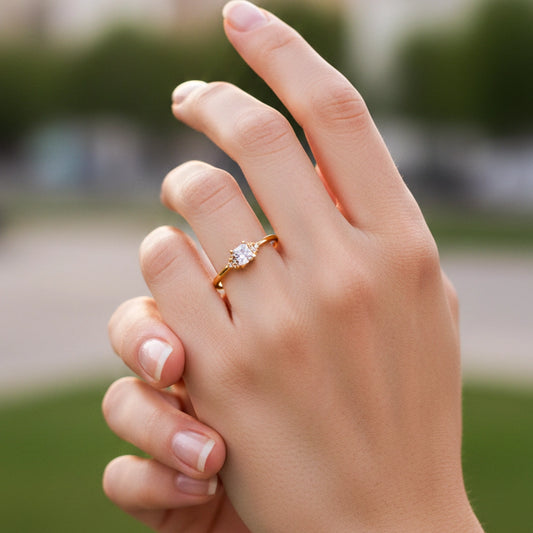 Mano de una modelo usando un anillo en oro amarillo con cristales de Joyería Caracas.