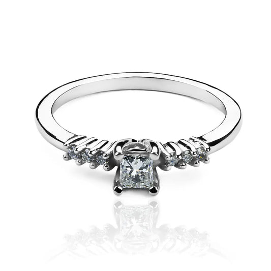 Anillo de compromiso Princess SS Diamond de Joyería Caracas. Confeccionado en oro 18 k de la más alta calidad y certificado de garantía de por vida.