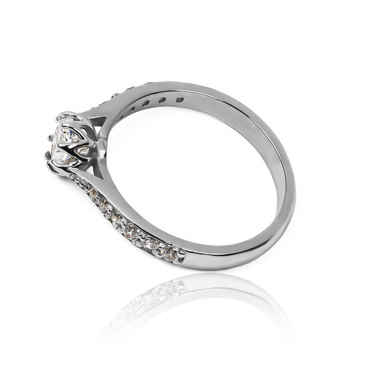 Anillo de compromiso Celestial, una verdadera joya de Joyería Caracas. Diseñado en oro 18k, cuenta con certificado de calidad y garantía de por vida.