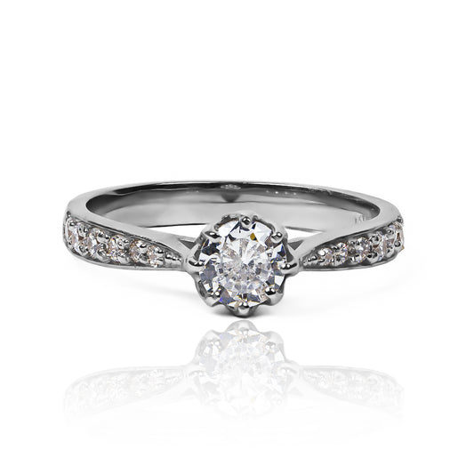 Anillo de compromiso Celestial, una verdadera joya de Joyería Caracas. Diseñado en oro 18k, cuenta con certificado de calidad y garantía de por vida.