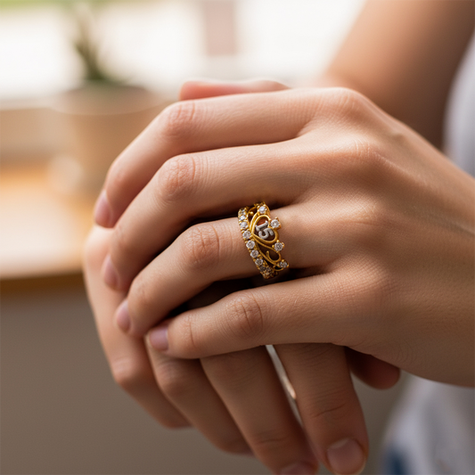 Mano de mujer usando un anillo con forma de corona y el número 15 en oro amarillo de 18 quilates de Joyería Caracas.