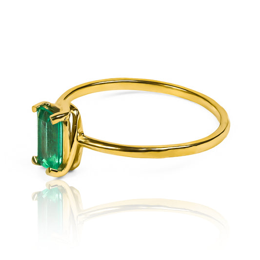 Anillo Silent Spin Baguette I de oro de 18k, fabricado por Joyería Caracas, respaldado por un certificado de calidad y garantía de por vida.