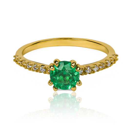 Anillo de compromiso Claw Esmeralda & Diamantes es una verdadera joya de Joyería Caracas. Está hecho de oro 18k y cuenta con un certificado de calidad que garantiza su belleza y durabilidad de por vida.