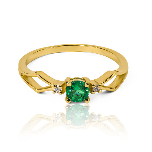 Anillo de compromiso cricket Esmeralda & Diamantes, fabricado en Joyería Caracas, este anillo está hecho con oro de 18k, garantizando así su alta calidad y durabilidad.