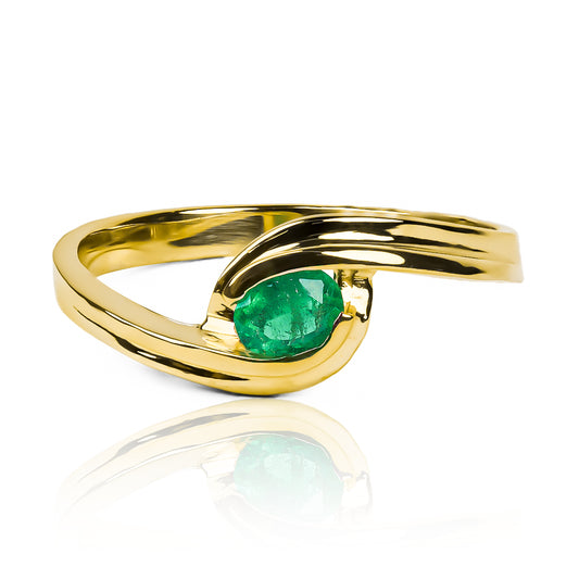Anillo de compromiso Hug Love emerald, fabricado en oro de 18k y certificado de calidad y garantía de por vida de Joyería Caracas.