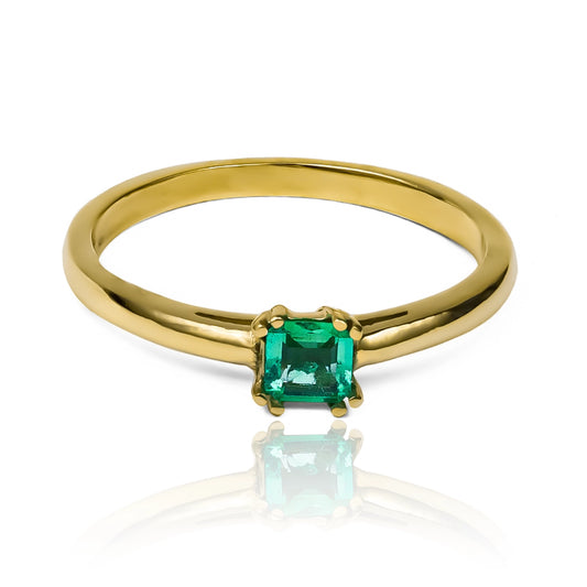 Anillo de compromiso "Bridge Emerald" es una pieza de Joyería Caracas. Elaborado con oro de 18 k, cuenta con un impresionante certificado de calidad y garantía de por vida.