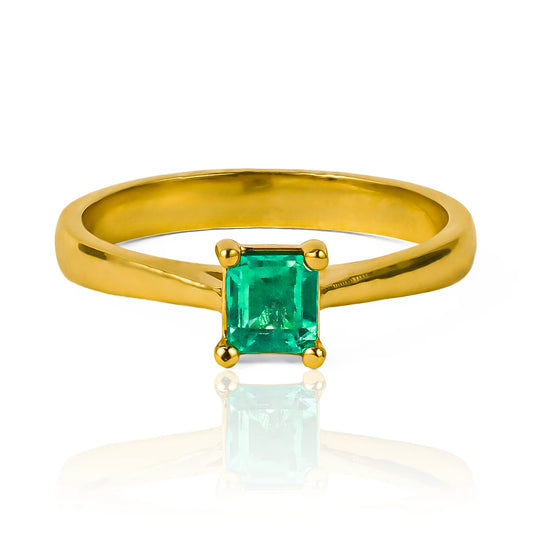 Anillo de compromiso Emerald Box, elaborado en oro de 18k por Joyería Caracas, cuenta con certificado de calidad y garantía de por vida.