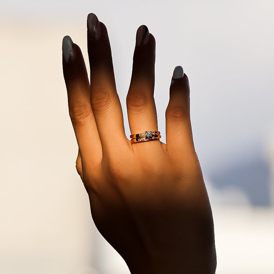 Mano de mujer con anillo y pisargolla en oro amarillo de 18 quilates con piedras preciosas Diamantes del centro y laterales, fabricados en Joyería Caracas.