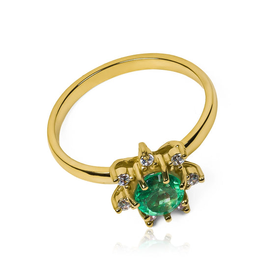 Anillo de compromiso flor, adornado con esmeralda y zircones. Hecho en oro 18k de Joyería Caracas, con certificado de calidad y garantía de por vida.
