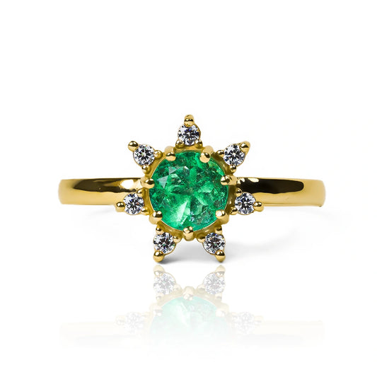 Anillo de compromiso flor, adornado con esmeralda y zircones. Hecho en oro 18k de Joyería Caracas, con certificado de calidad y garantía de por vida.