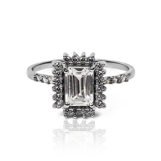 Anillo de compromiso Lady Baguette exquisitamente en oro de 18 quilates certificado para garantizar su calidad en Joyería Caracas.