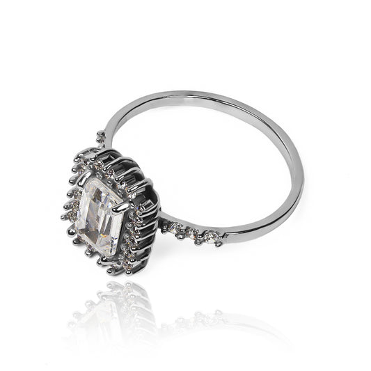 Anillo de compromiso Lady Baguette exquisitamente en oro de 18 quilates certificado para garantizar su calidad en Joyería Caracas.