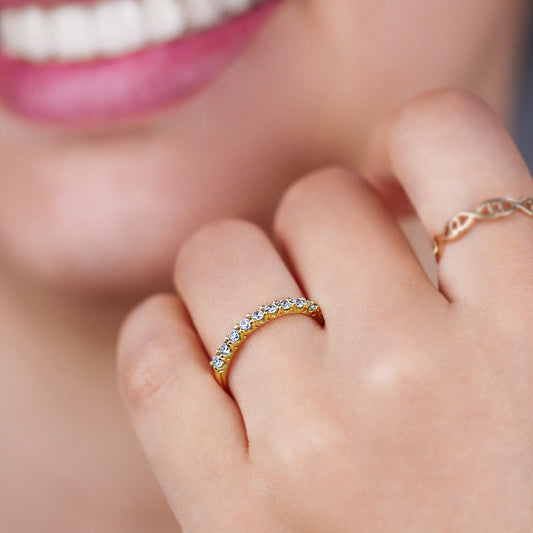 Mano de mujer usando un anillo pisargolla en oro amarillo de 18 quilates con 12 cristales de color blanco de Joyería Caracas.