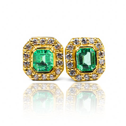Disfrute de la elegancia y exclusividad con nuestros Aretes Esmeraldas embastadas JC. Hechos con Oro 18K y diseñados por Joyería Caracas, estos aretes le brindarán un toque de sofisticación a su look. Además, cuentan con una garantía para toda la vida, asegurando su calidad y durabilidad.