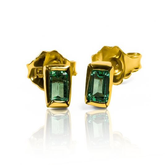 Aretes Topo esmeralda baguette JC (único). Hechos con Oro 18K de alta calidad por Joyería Caracas, cada par viene con una garantía para toda la vida.