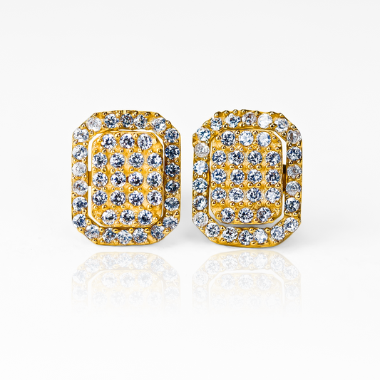 Aretes embastados en oro 18 quilates de la prestigiosa Joyería Caracas. Resaltan tu estilo elegante y sofisticado. Con garantía para toda la vida, invierte en calidad y lujo con estos aretes embastados.
