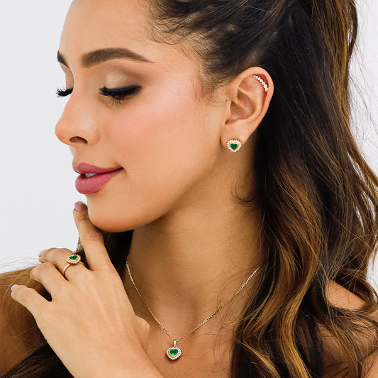 Oreja de mujer con topito en forma de corazón en oro amarillo de 18 quilates con Esmeralda en el centro en forma de corazón y Diamantes alrededor.