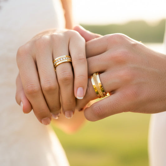 Manos de una pareja usando unas argollas de matrimonio en oro amarillo de 18 quilates con cristales de Joyería Caracas.