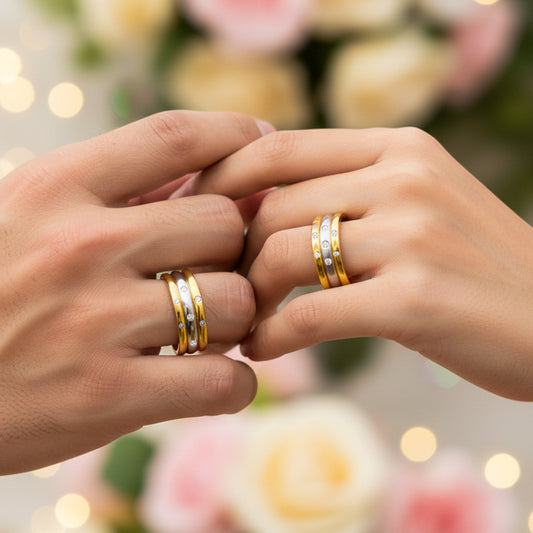 Manos de una pareja usando unas argollas en oro amarillo y blanco de 18 quilates con cristales de Joyería Caracas.