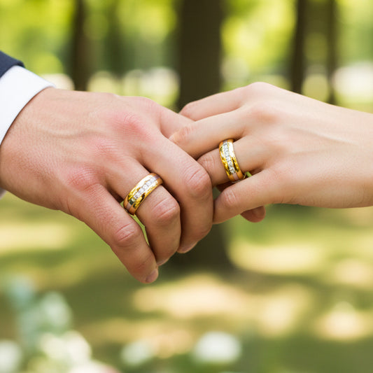 Manos de una pareja en oro amarillo y blanco de 18 quilates con cristales de Joyería Caracas.