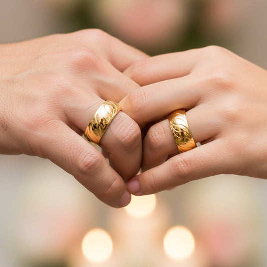 Manos de una pareja usando unas argollas en oro amarillo de 18 quilates con cristales de Joyería Caracas.