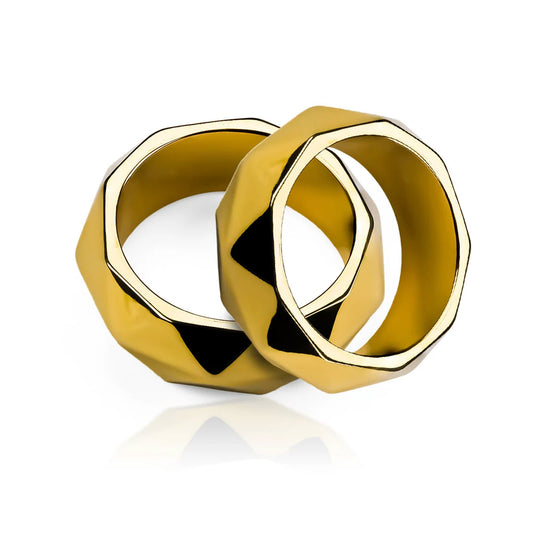 Argollas de matrimonio Tridente, fabricadas en oro 18k por Joyería Caracas, cuentan con certificado de calidad y garantía para toda la vida.