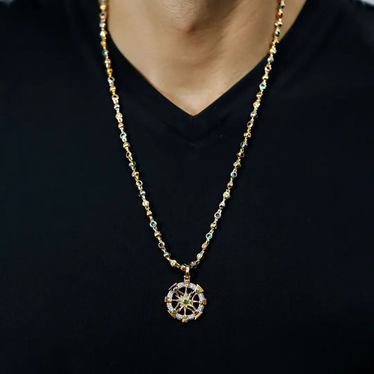 Cuello de hombre usando una cadena personalizada en oro amarillo, rosa y blanco de 18 quilates con cristales de color blanco, azul y verde de Joyería Caracas.