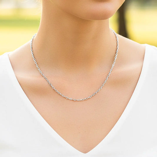 Cuello de modelo usando una cadena en tejido clásico en oro blanco de 18 quilates de Joyería Caracas.