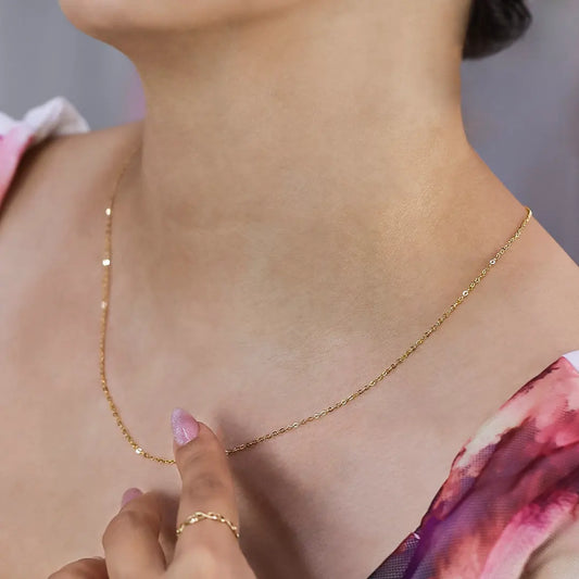 Cuello de mujer usando una cadena en tejido Classic de 45cm de largo en oro amarillo de 18 quilates de Joyería Caracas.