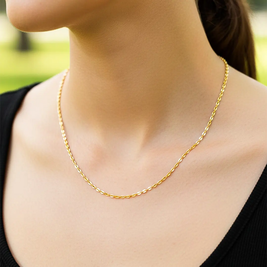 Cuello de modelo usando una cadena en tejido clásico en oro amarillo de 18 quilates de Joyería Caracas.