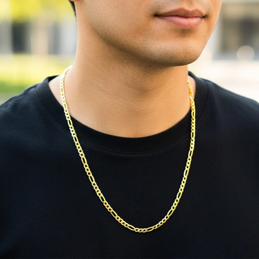 Cuello de modelo usando una cadena en tejido cubano 3x1 en oro amarillo de 18 quilates de Joyería Caracas.