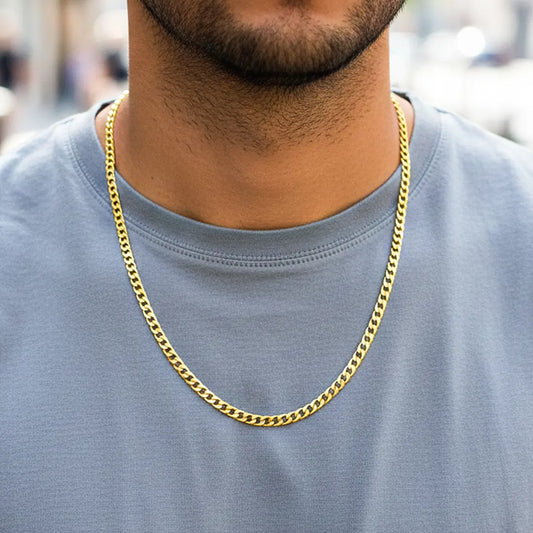 Cuello de modelo usando una cadena en tejido cubano en oro amarillo de 18 quilates de Joyería Caracas.