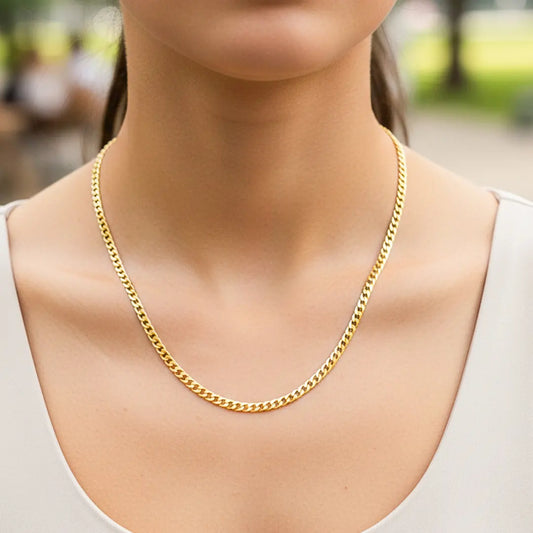 Cuello de modelo usando una cadena en tejido cubano seguido en oro amarillo de 18 quilates de Joyería Caracas.
