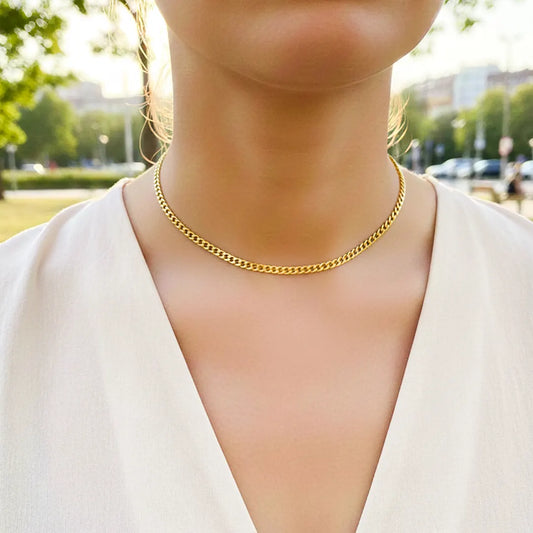 Cuello de modelo usando una cadena en tejido cubano seguido en oro amarillo de 18 quilates de Joyería Caracas.