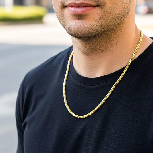 Cuello de modelo usando una cadena en tejido espina de cubo en oro amarillo de 18 quilates de Joyería Caracas.