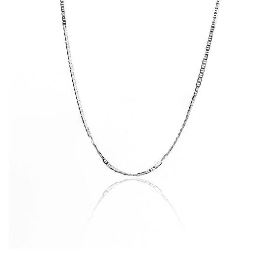 Cadena Escalera Plana 45 blanco de Joyería Caracas es una opción elegante y sofisticada para cualquier ocasión. Hecha en oro de 18k.