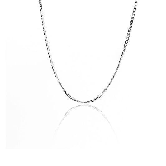 Cadena Escalera Plana 40 blanco de Joyería Caracas es una opción elegante y sofisticada para cualquier ocasión. Hecha en oro de 18k.