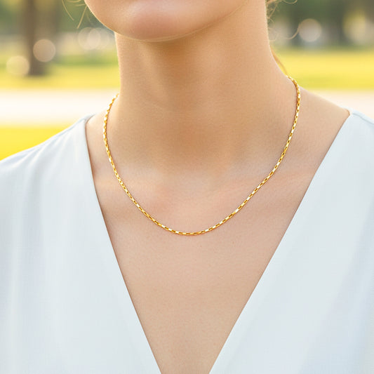 Cuello de modelo usando una cadena en tejido Franco en oro amarillo de 18 quilates de Joyería Caracas.