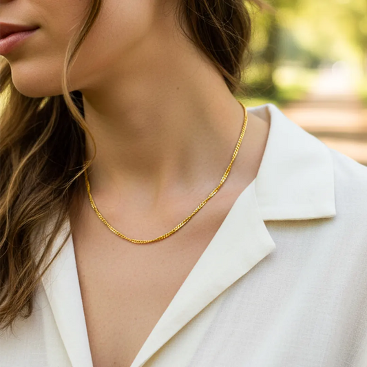 Cuello de modelo usando una cadena en tejido mini cubana en oro amarillo de 18 quilates de Joyería Caracas.