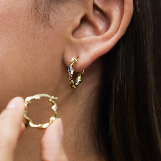 Descubre la verdadera belleza con nuestras Candongas Melcocha M 3 oros I. Confeccionadas en oro de 18 quilates por Joyería Caracas, estas piezas son un tesoro para toda la vida. Sin duda, un lujo que nunca pasa de moda con garantía de por vida.