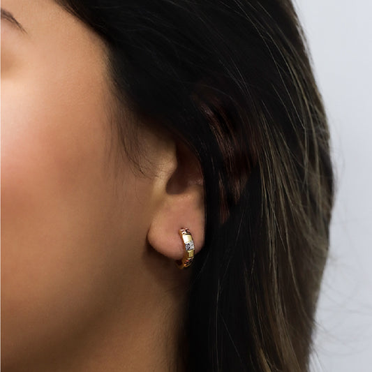 Descubra la elegancia y el lujo de las Candongas Mini tridente 3 O I. Hechas de oro 18K con la calidad de Joyería Caracas y una garantía de por vida, estas joyas son un símbolo de exclusividad y sofisticación. Añada un toque de glamour a su estilo con estas piezas únicas e intemporales.