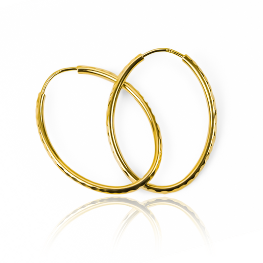 Descubra la elegancia de Candongas Oval diamantada II - una joya de gran calidad con oro 18K de Joyería Caracas. Con su diseño ovalado y diamantado, esta pieza exclusiva será la joya principal de su colección. Su garantía para toda la vida asegura su durabilidad y belleza eterna.