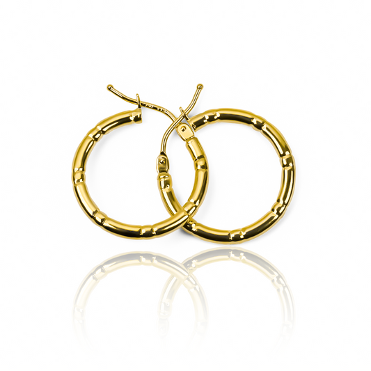 Descubre el encanto de las Candongas Sailor M I, símbolo de elegancia y exclusividad. Hechas con Oro 18K de la prestigiosa Joyería Caracas, estas candongas son una inversión para toda la vida. Disfruta de su garantía de por vida y lleva contigo una pieza atemporal que nunca pasará de moda.