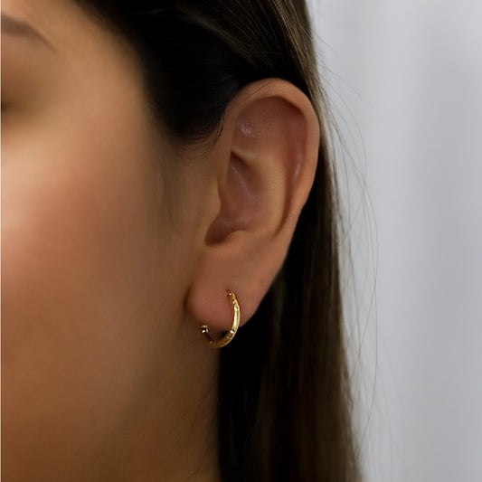 Descubre la elegancia y exclusividad de Candongas Sailor S I. Fabricado en oro 18K por Joyería Caracas, este producto cuenta con una garantía para toda la vida. Haz de este accesorio una joya atemporal en tu colección.