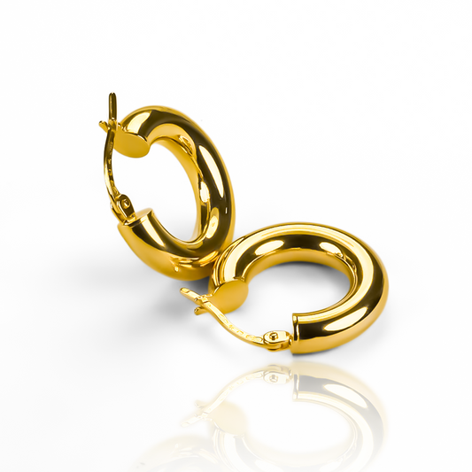 Candongas Tubo Clásica MM I. Hechas de oro 18K por Joyería Caracas, estas joyas son una adición exclusiva a su colección. Con garantía de por vida.