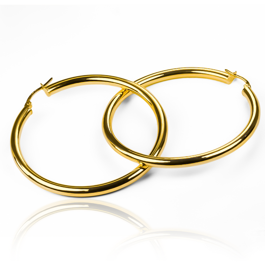 Candongas Tubo Classic LL I combina la elegancia del oro 18K con el estilo exclusivo de Joyería Caracas. Con su garantía de por vida.