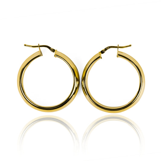 Candongas Medio tubo XL, elaboradas en oro de 18K por Joyería Caracas, esta pieza exclusiva ofrece una garantía de por vida.