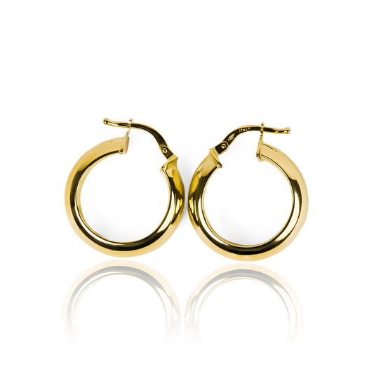 Candongas Medio tubo SM elaboradas en oro de 18K por Joyería Caracas, esta pieza exclusiva ofrece una garantía de por vida.